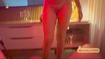 Ho portato un uomo a casa mia e ho scopato con lui sul divano del cornuto - Una sposata brasiliana porca porta un uomo a casa mentre il marito è fuori e scopa con quel porco sul divano del cornuto.  | Film Porno