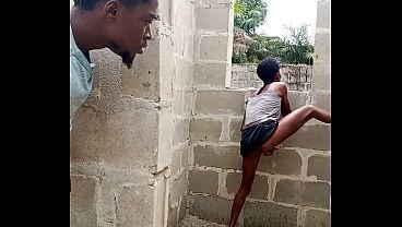 L'ho sorpresa a masturbarsi in quell'edificio ancora in costruzione e ho deciso di darle una mano  | Film Porno