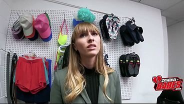 Adolescente colto a rubare in negozio si spoglia completamente davanti al personale di sicurezza per le scarpe scomparse  | Film Porno