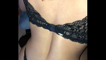 Ha perso la moglie e la scommessa. Devo farmi scopare da una bella sposina per pagare la scommessa che quel marito cornuto ha perso al gioco.  | Film Porno